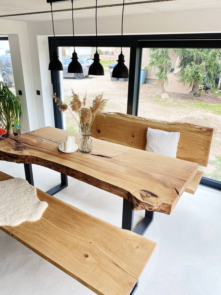 einzigartiger-schöner-massiver-Holztisch-mit-Bänken-Wohnraum-Ambiente-Holztisch