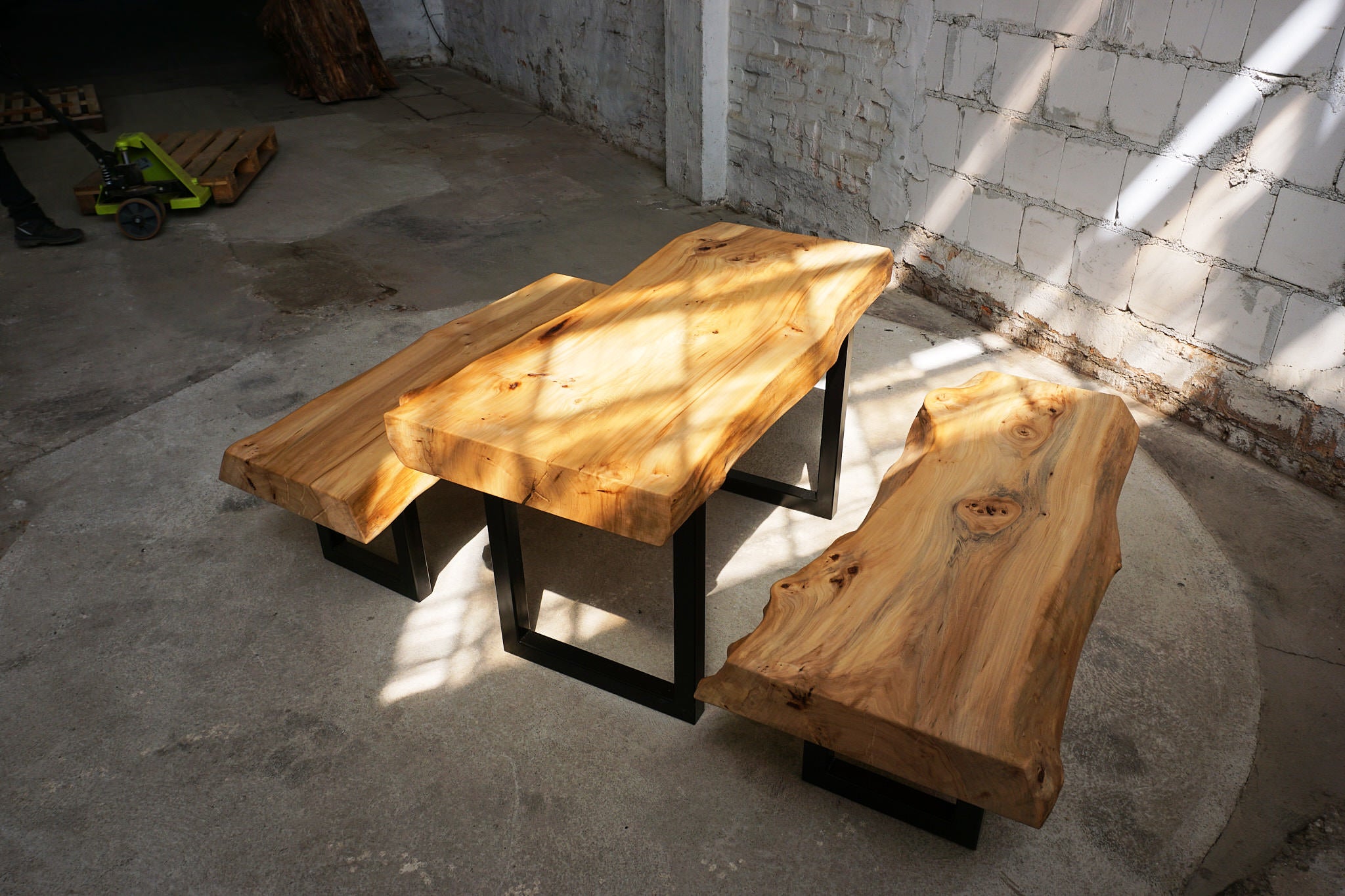 Komposition aus Tisch und Bänken- "Bergulme"  Baumzeit Design